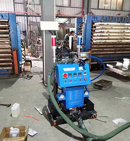 聚氨酯門板噴塑(圖1) Q2600聚氨酯門板噴塑設(shè)備