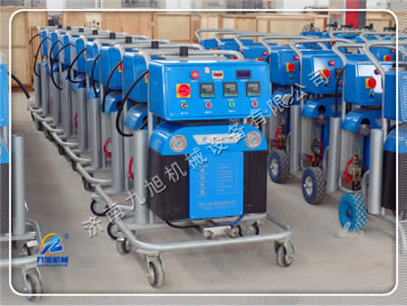 在使用聚氨酯高壓噴涂機時應(yīng)注意什么